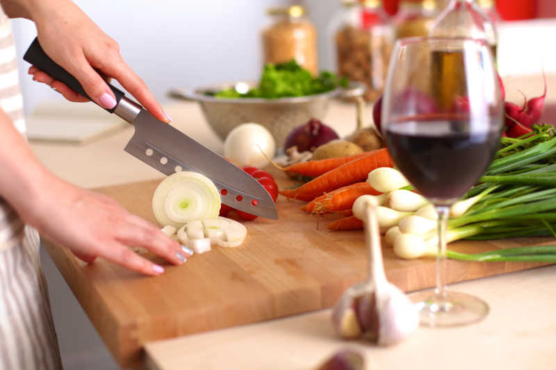 在砧板上切洋葱