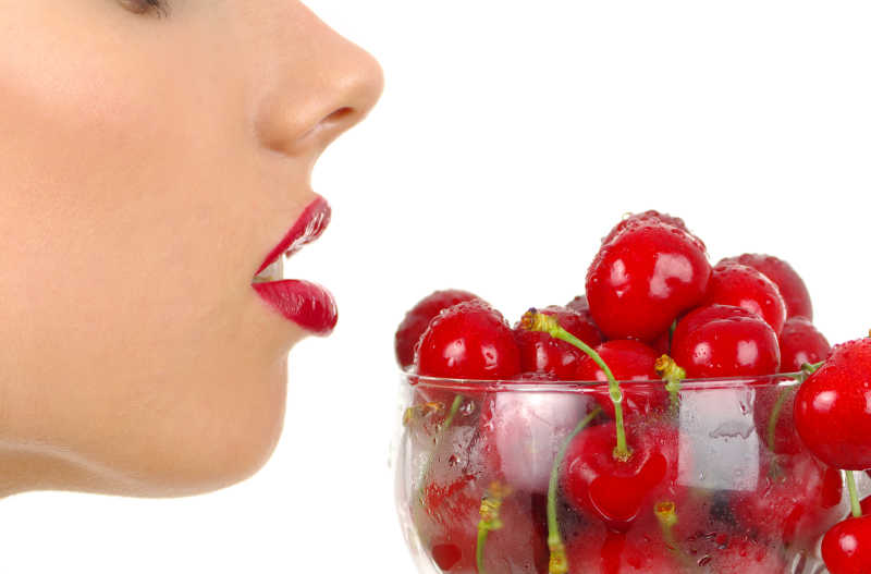 美女嘴巴有一碗樱桃