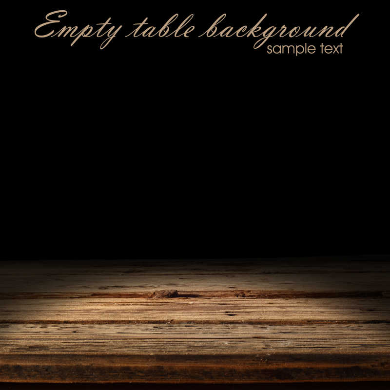 黑色背景下的木桌