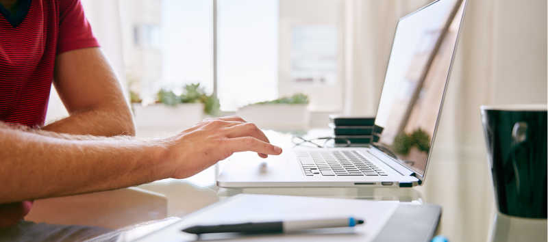 男人用笔记本电脑办公