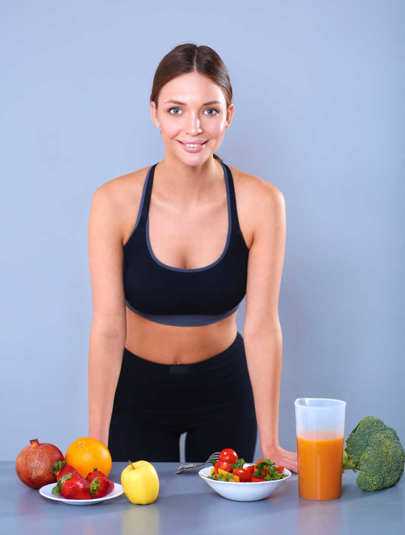 年轻的美女和各种蔬果