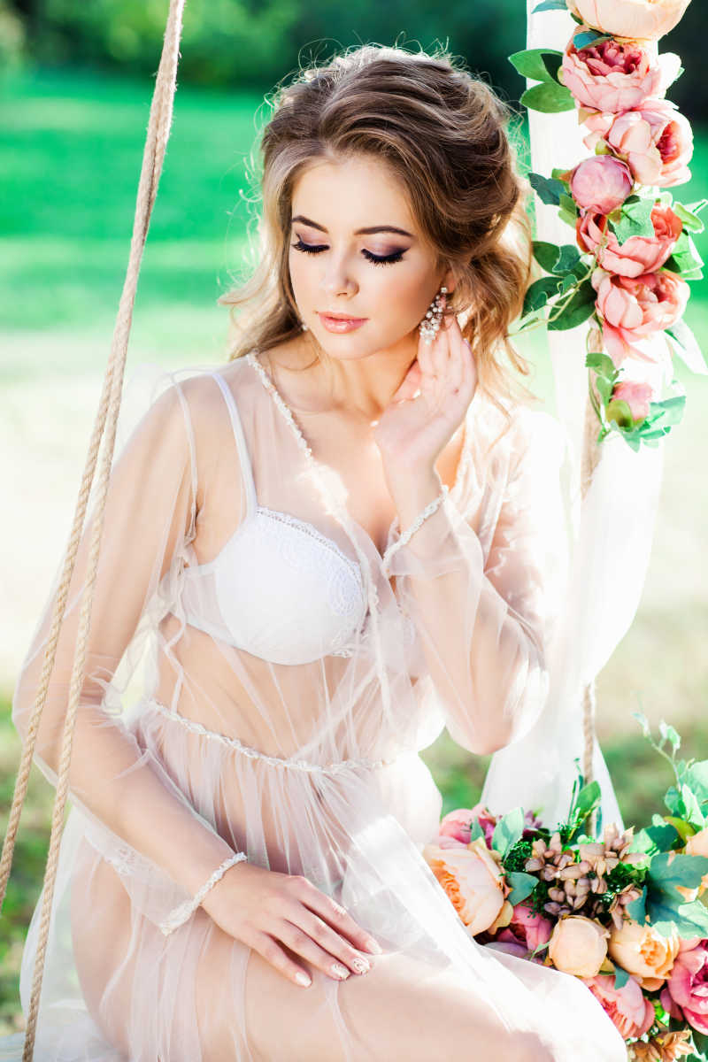 坐在秋千上的性感女孩