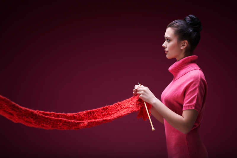 外国美女在织着围巾