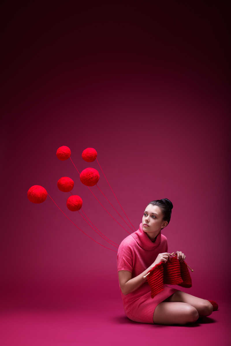 性感的外国美女在织着红色围巾