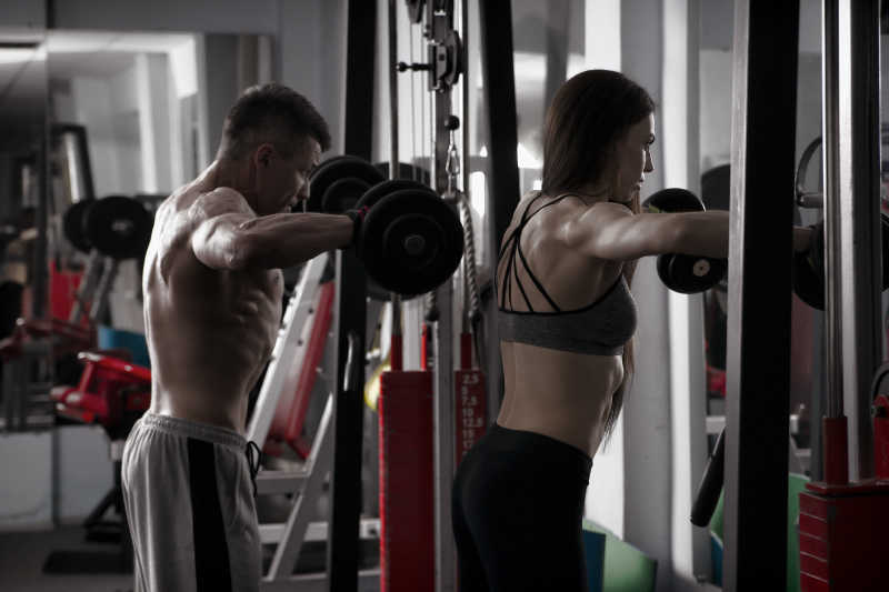 在健身房锻炼的运动男女