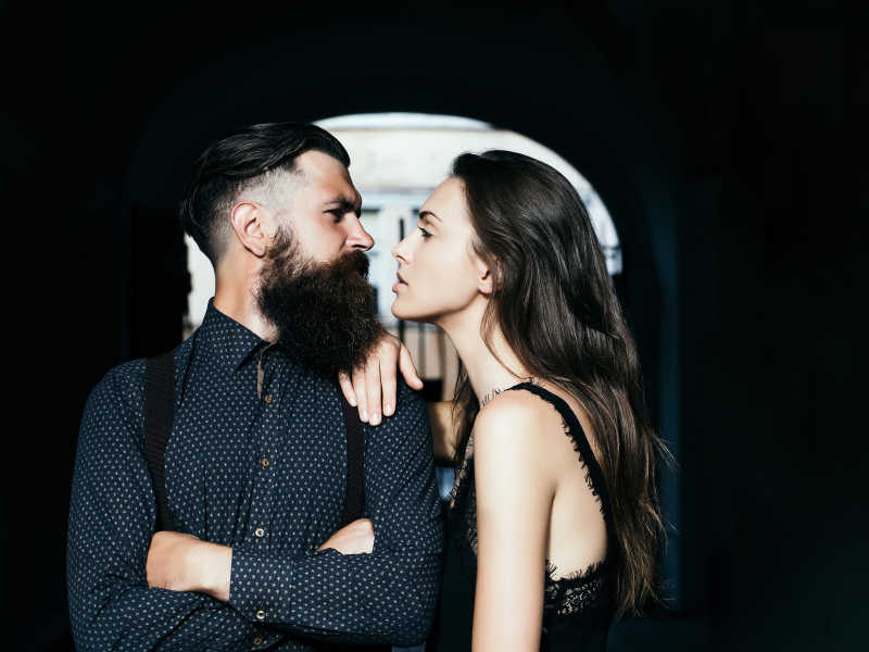 在对视的时尚情侣