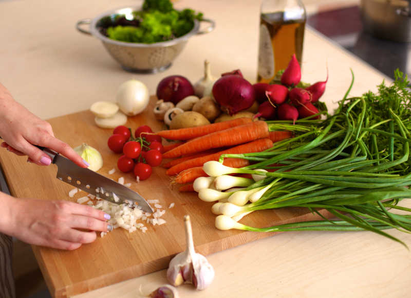 在厨房做饭的女人