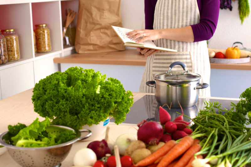 女人在厨房准备做健康食品