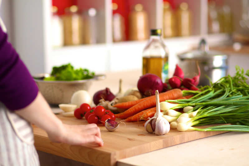 在厨房准备做饭的女人