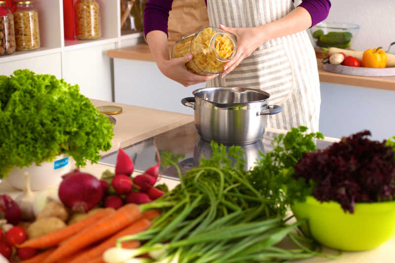 年轻女人在厨房做健康餐