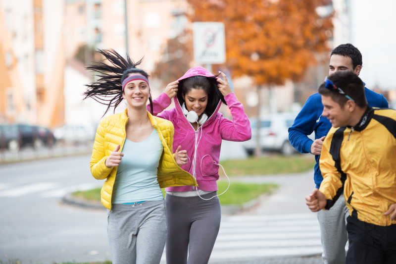 一群年轻人正在慢跑