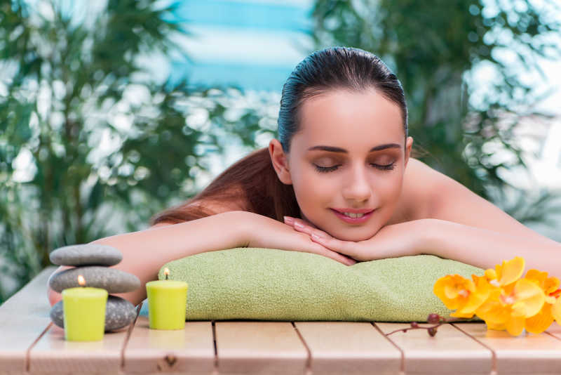 在享受做spa的美女