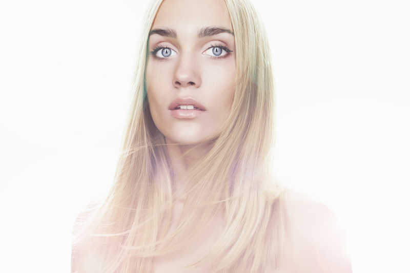 白色背景下的金色长发女孩