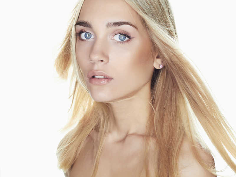 魅力十足的金色长发美女