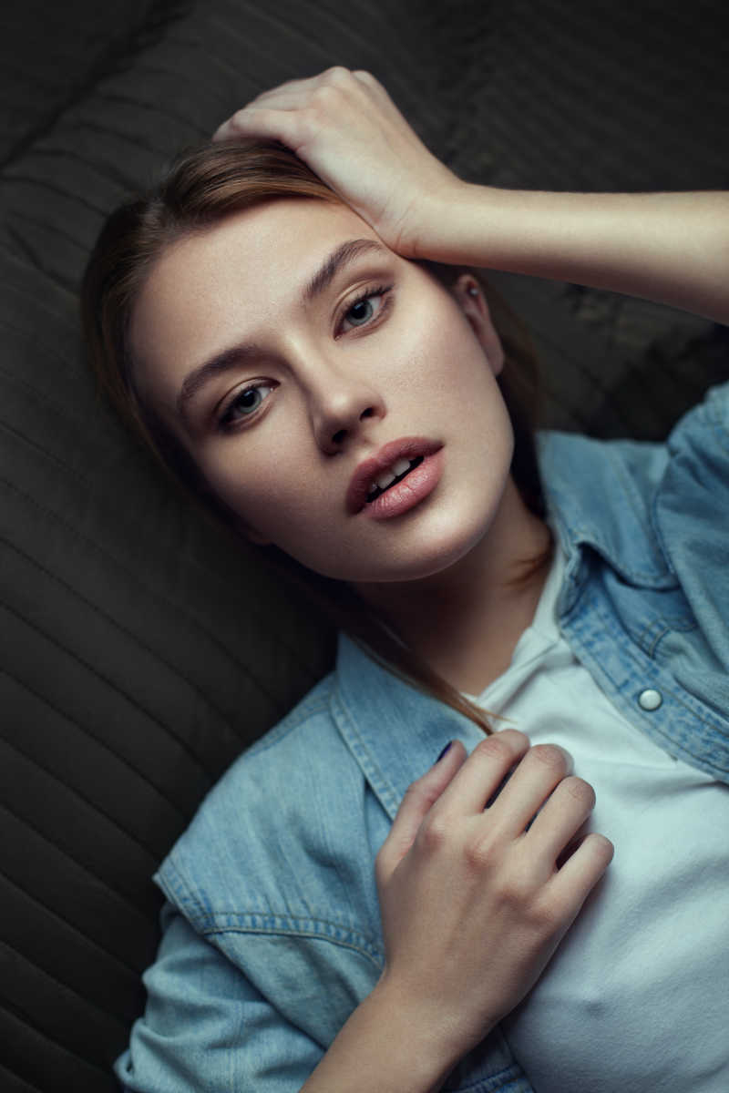 穿着牛仔衬衫躺这的模特