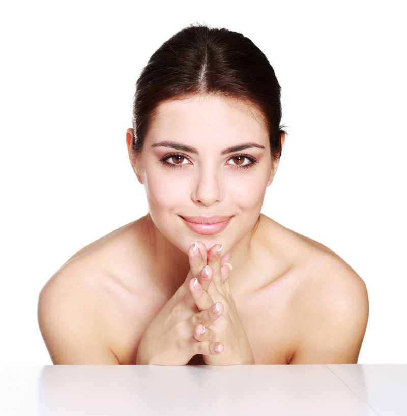 双手交叉的美女