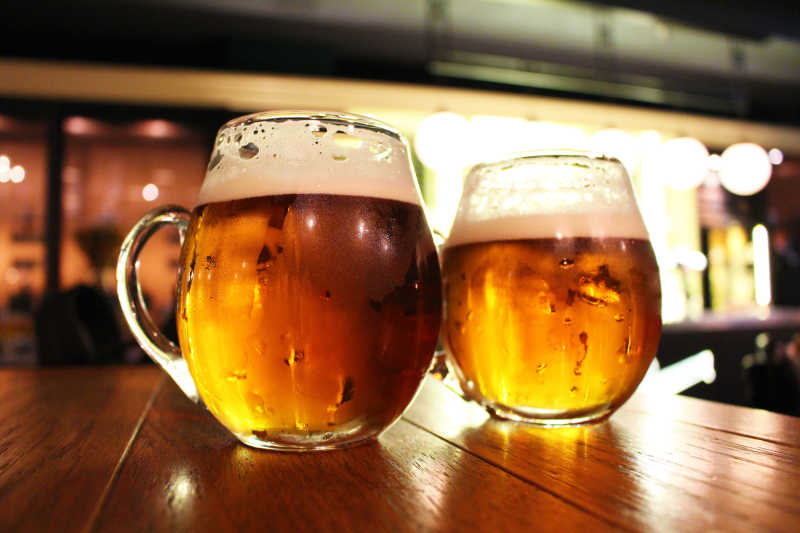 吧台上的两杯啤酒