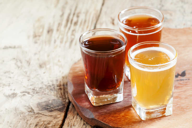 木桌上的三种啤酒