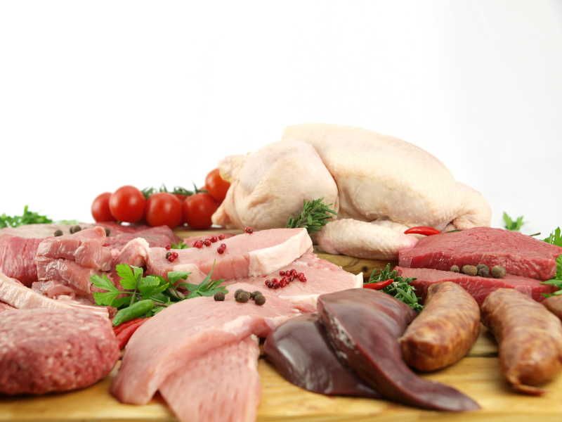 白色背景下黄色木桌上的不同部位的生肉食材