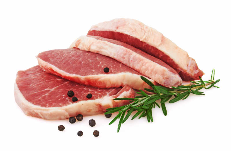 白色背景下的红色的生肉片