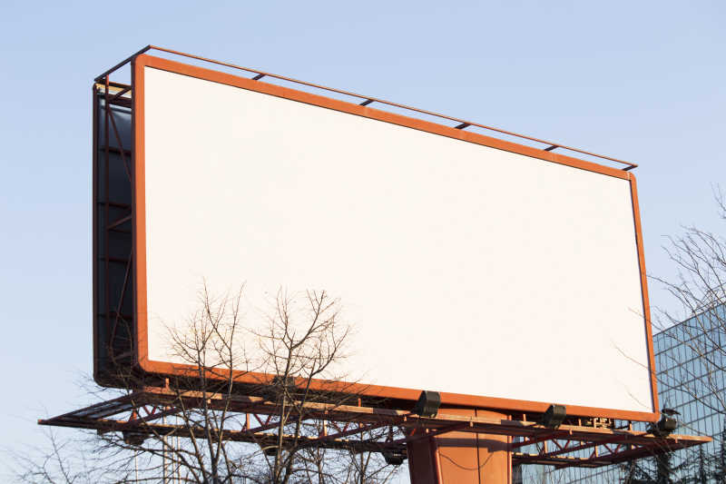 户外巨大的空白广告牌