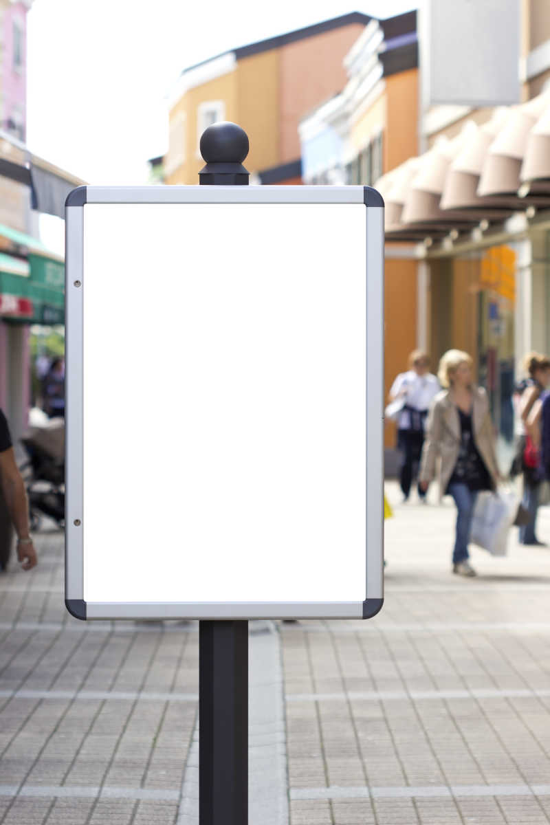 街道上的空白指示牌
