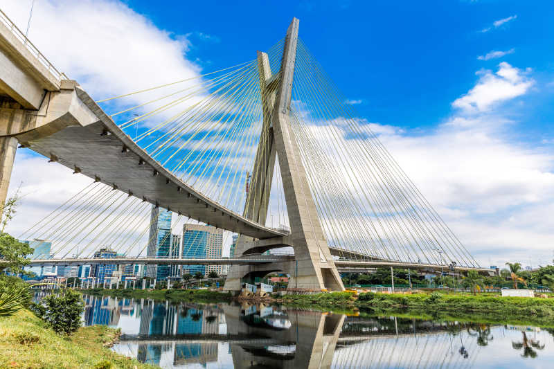 巴西圣保罗的埃斯塔亚达大桥建筑风景