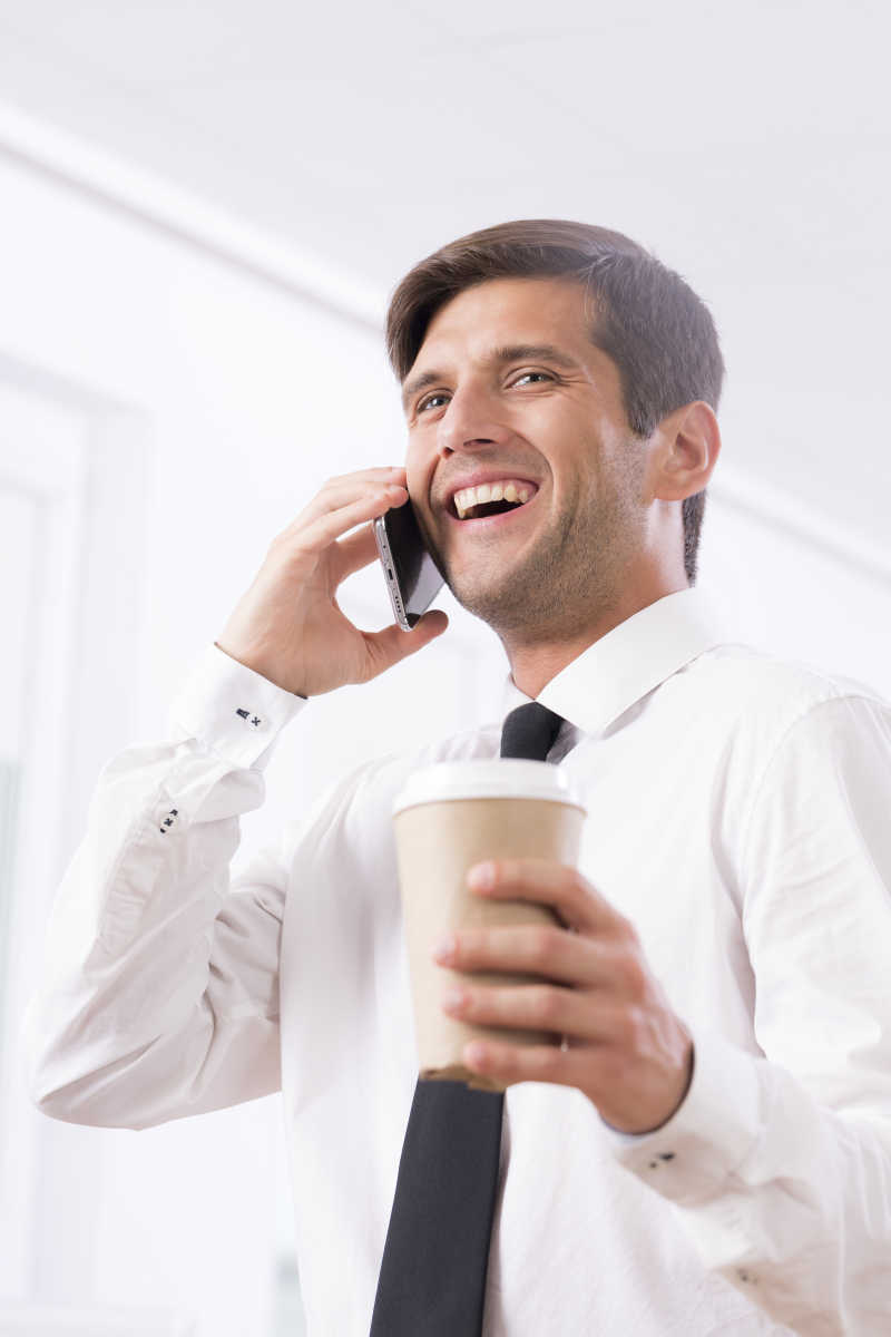 一个年轻商人在电话里聊天