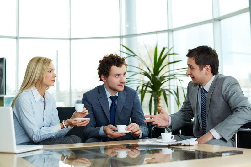 商务团队在休息期间沟通