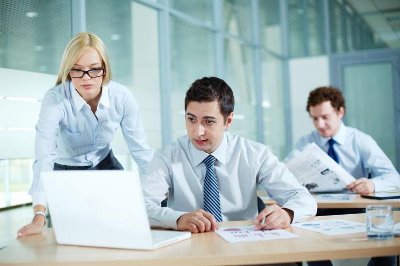 用笔记本电脑工作的同事