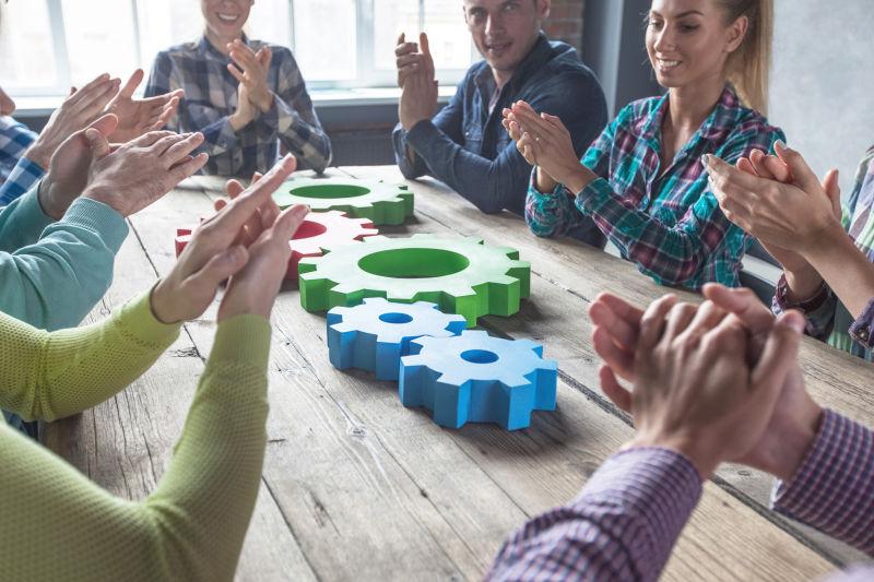 随着齿轮生意人