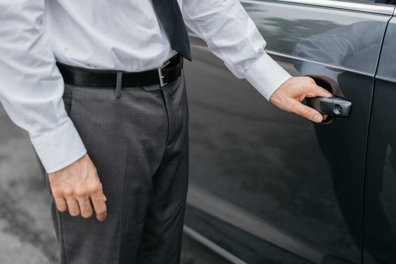 商人正在开车门