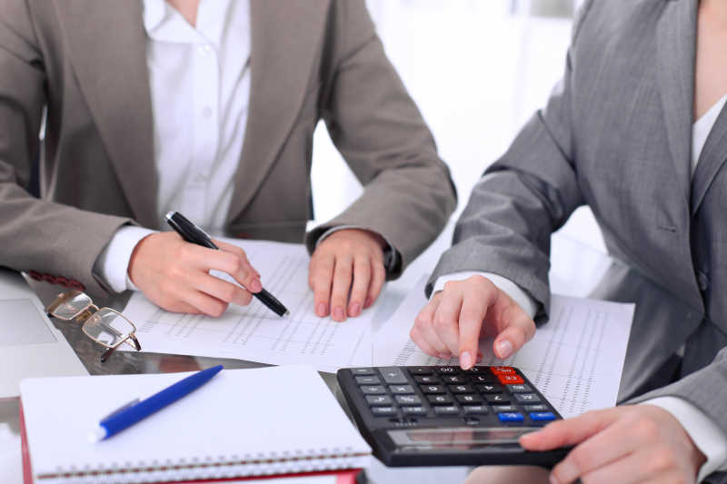 办公室里正在讨论计算的两个商业人员