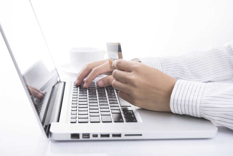 在使用笔记本的商业精英