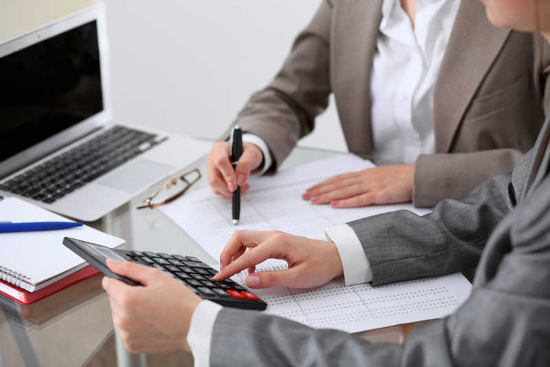 在办公室讨论的两个职场精英