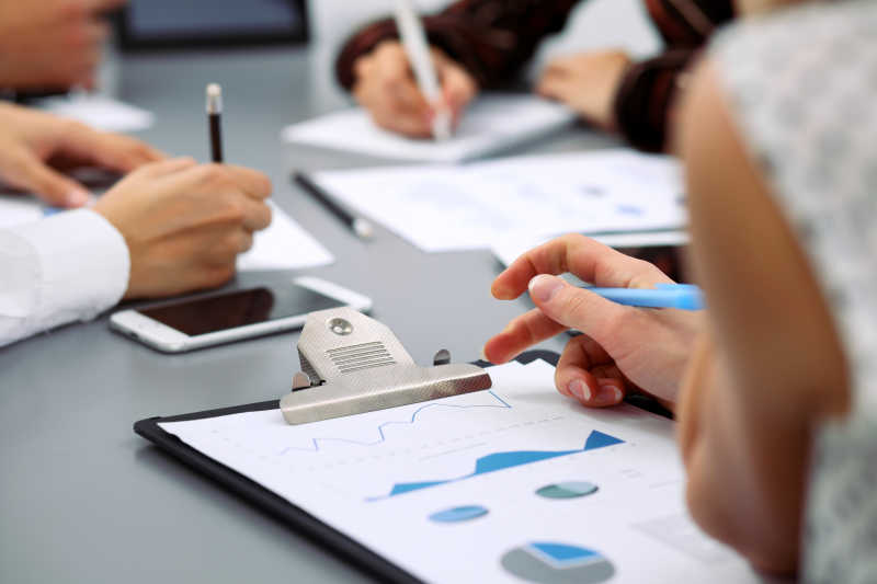 正在办公室讨论开会的三个白领精英