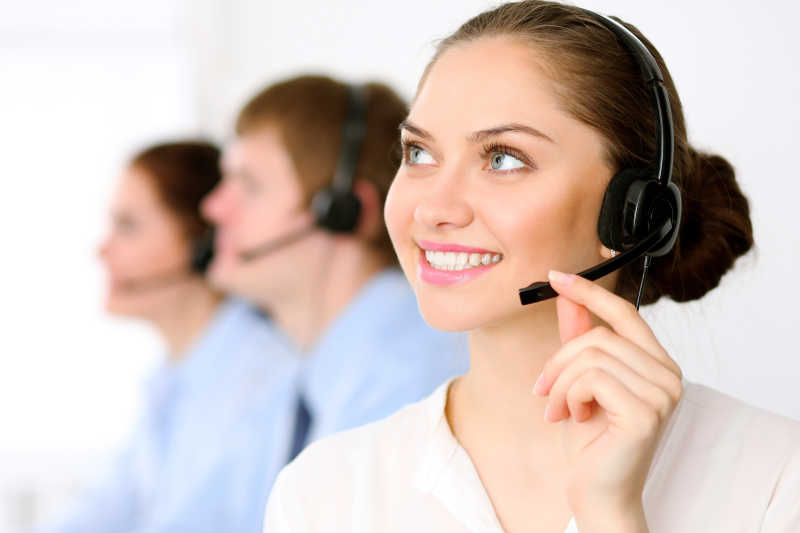 戴着耳机的年轻女孩