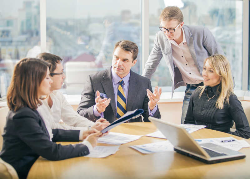 办公室讨论计划的合作团队