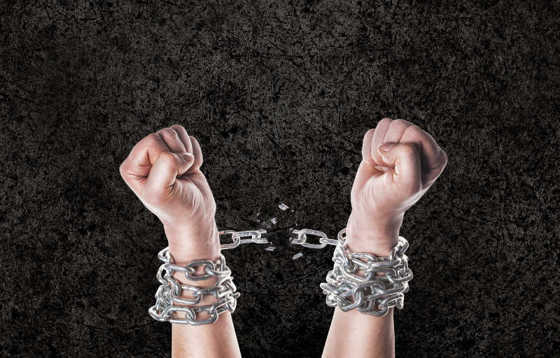 捆绑着双手的断裂的链条