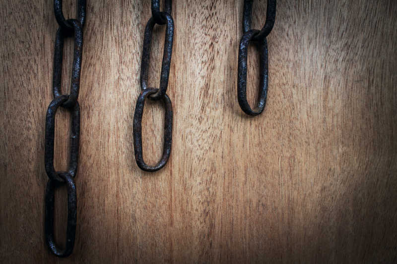 木质背景下的铁链