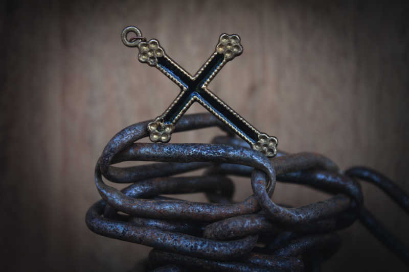 黑色链条与十字架