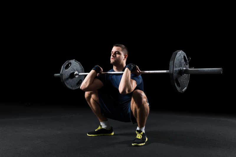 交叉配合运动员举重