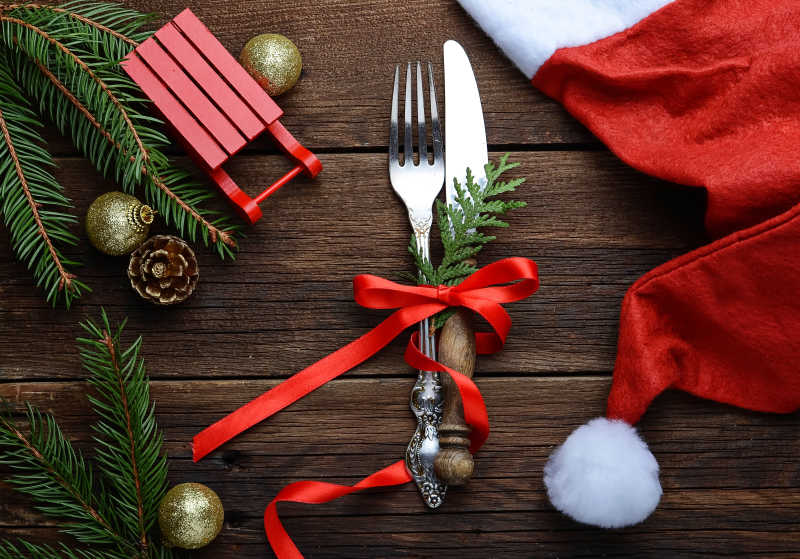 桌子上的圣诞节装饰和刀叉