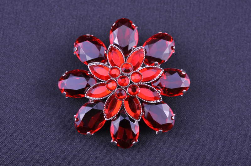 红色宝石做的饰品花朵