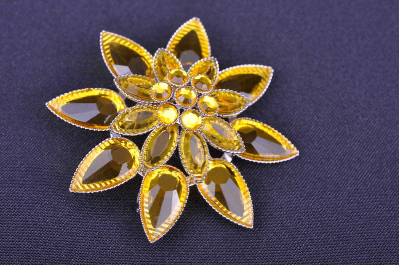 黄色宝石制作的花朵饰品