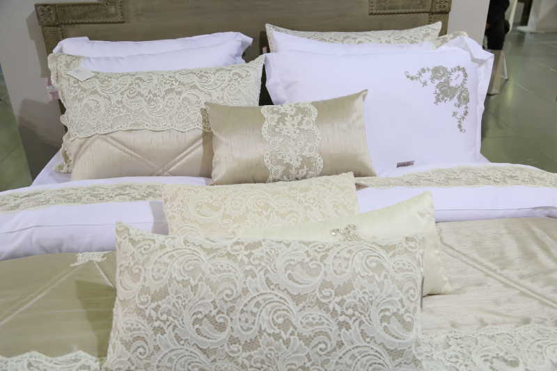 床上的面料是丝绸手工制作而成