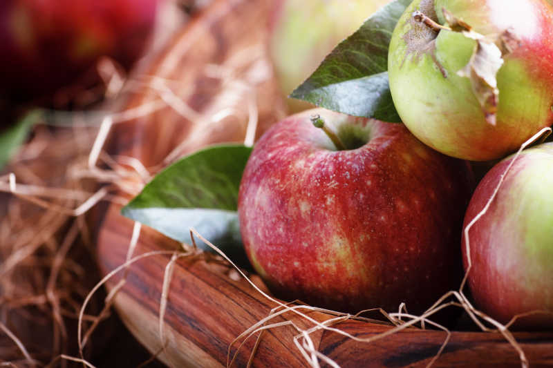 在一大碗干草中的新鲜苹果