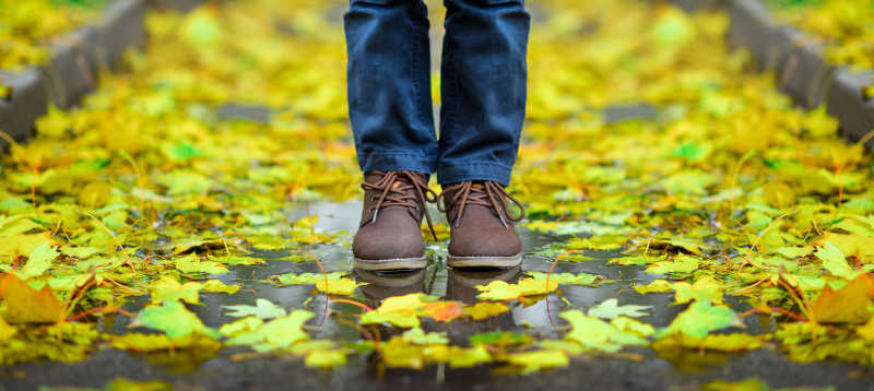 秋天落叶背景下靴子
