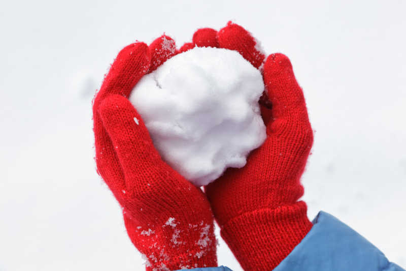 手握雪的图片唯美图片