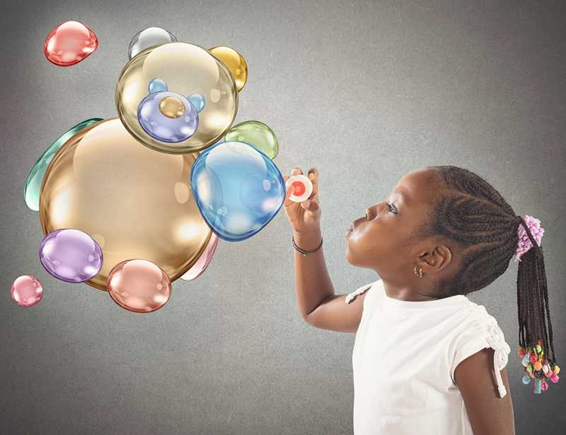 黑人小女孩在吹美丽泡泡